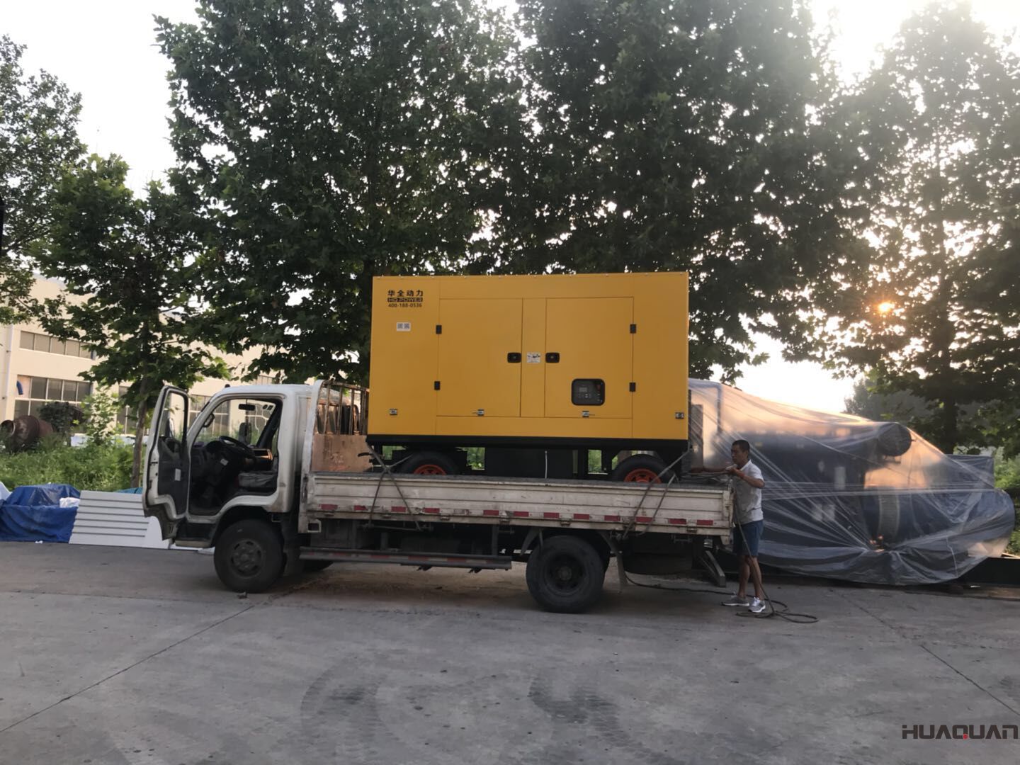 一臺(tái)250kw移動(dòng)拖車（含棚）型柴油發(fā)電機(jī)組于7月27號(hào)發(fā)往山東