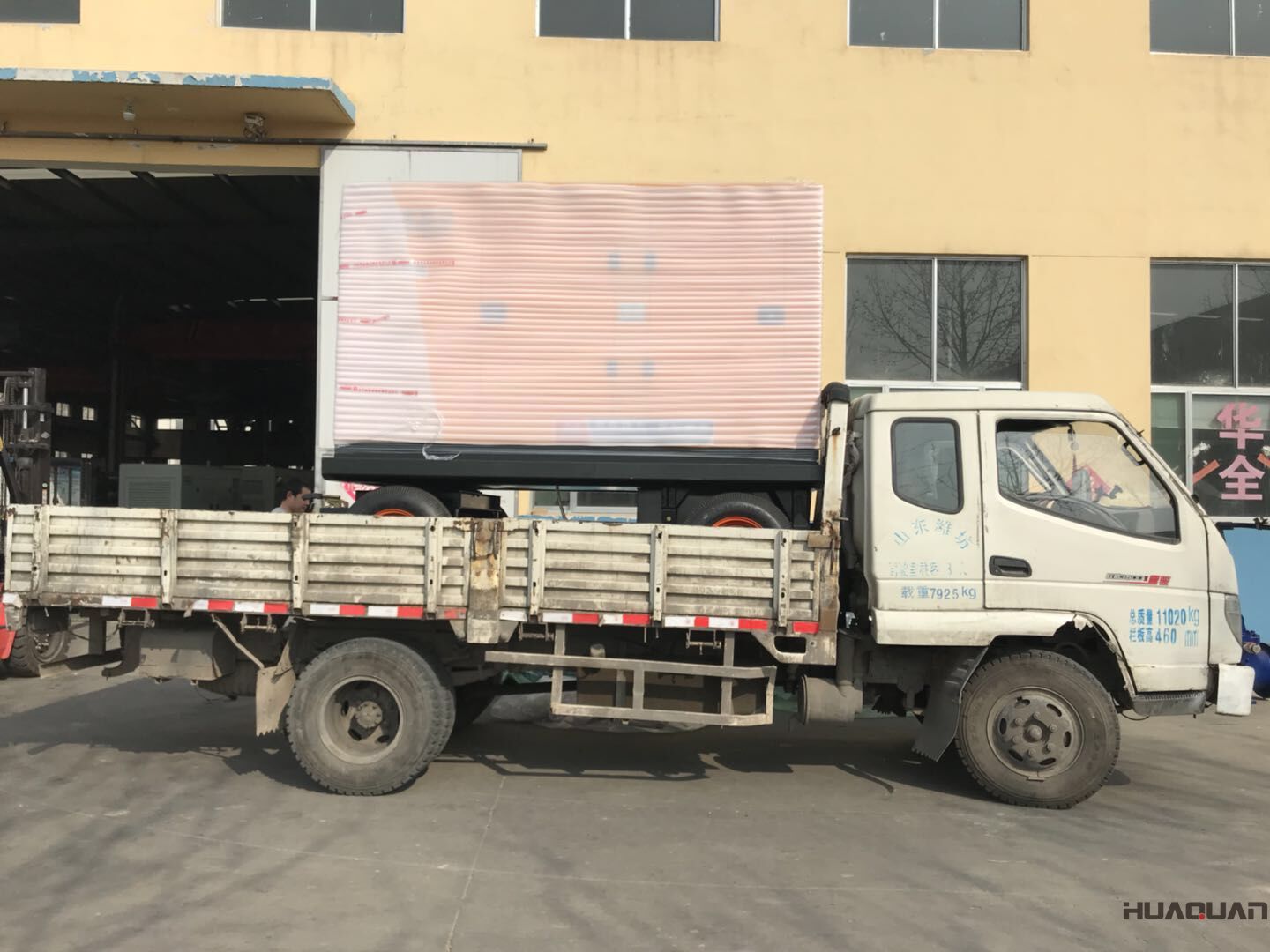 8月16日，一臺150kw移動靜音拖車柴油發(fā)電機(jī)組從華全動力發(fā)往山東省