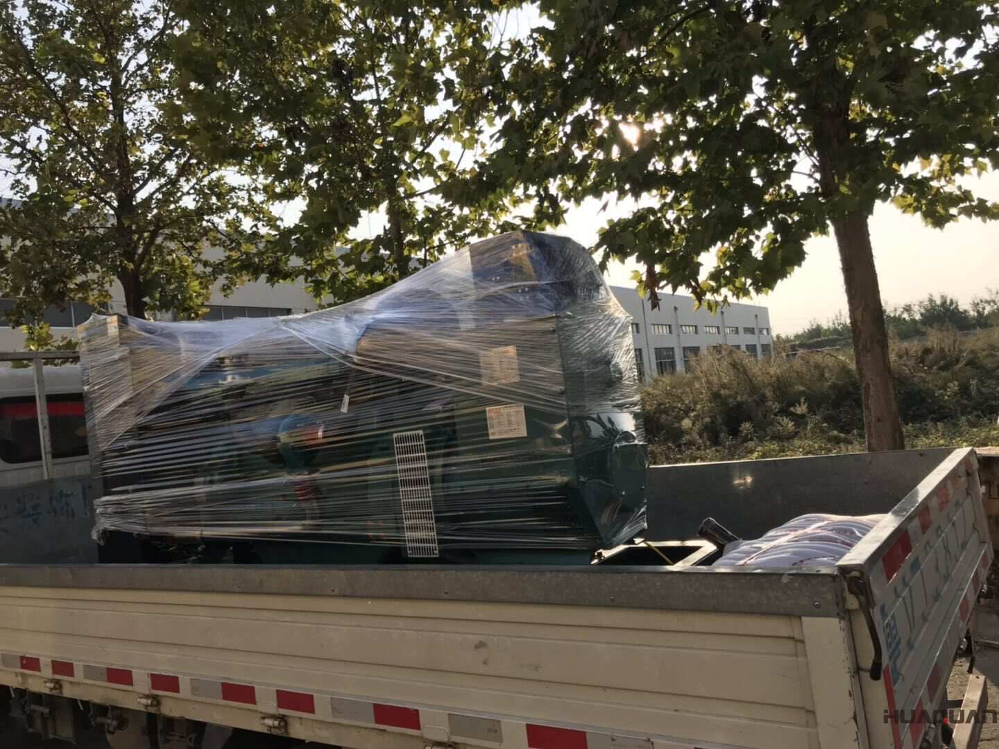 10月18日，一臺(tái)100kw移動(dòng)拖車柴油發(fā)電機(jī)組從華全動(dòng)力順利發(fā)貨