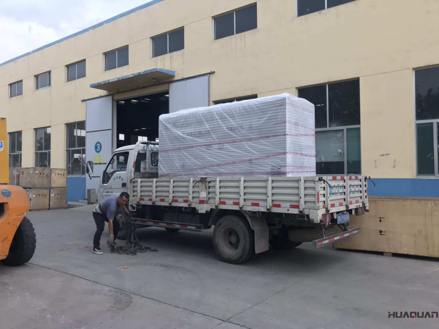 河北徐先生的800kw靜音型柴油發電機組于10月23日成功發往目的地