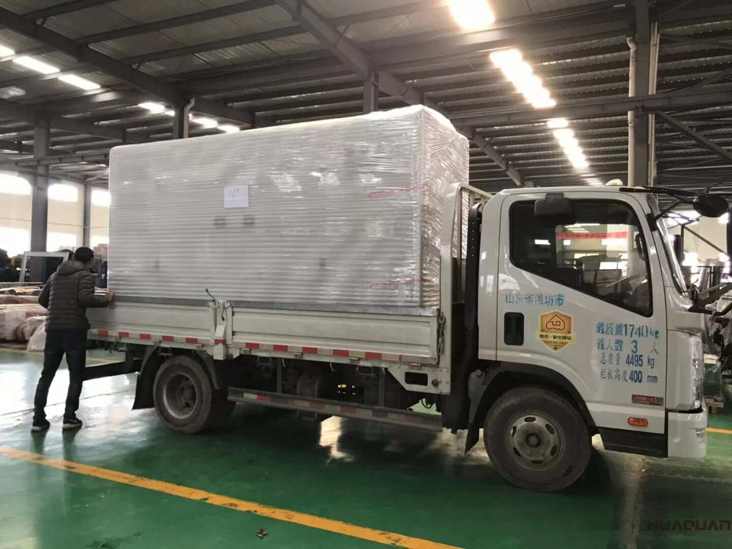 11月10日，于先生從華全動(dòng)力訂購(gòu)的一臺(tái)500kw移動(dòng)靜音拖車柴油發(fā)電機(jī)組已經(jīng)順利發(fā)往山東省