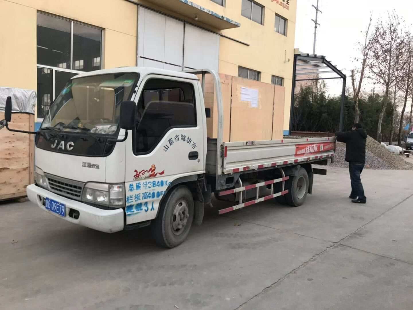 山東省玄先生從華全動力采購的一臺30kw標配柴油發電機組于12月8日順利發往目的地