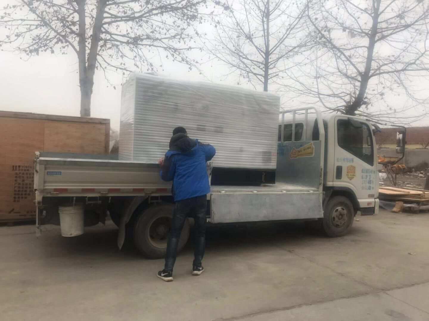 12月27日，江蘇省釋先生從華全動(dòng)力訂購(gòu)的400kw靜音拖車柴油發(fā)電機(jī)組現(xiàn)已發(fā)往目的地