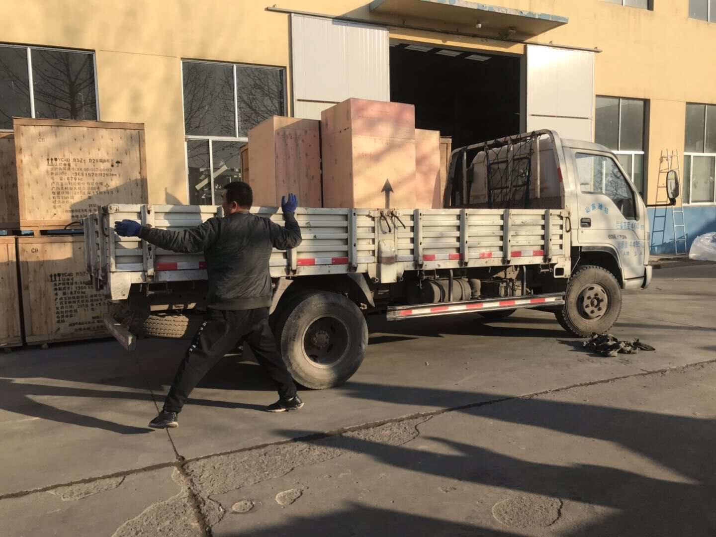 1月22日，隋先生從華全動力采購的150kw標配柴油發(fā)電機組已成功發(fā)往遼寧省